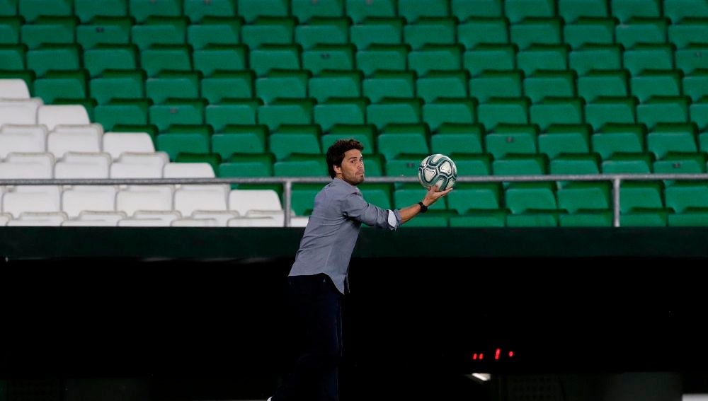 Rubi toma un balón en el Estadio Benito Villamarín.
