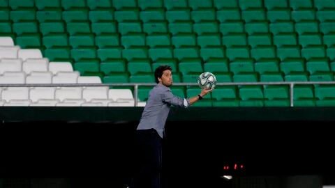 Rubi toma un bal&oacute;n en el Estadio Benito Villamar&iacute;n.