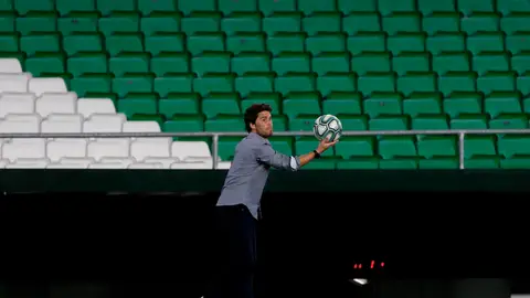 Rubi toma un balón en el Estadio Benito Villamarín. Rubi toma un balón en el Estadio Benito Villamarín.