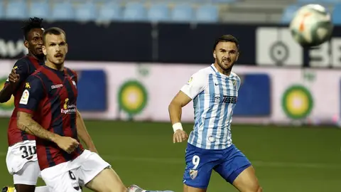 Sadiku en un lance del encuentro frente al Extremadura Málaga-Extremadura