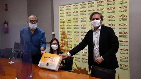 El gerente de Emvisesa Felipe Castro hace entrega de la documentación de ambas viviendas de titularidad pública El gerente de Emvisesa Felipe Castro hace entrega de la documentación de ambas viviendas de titularidad pública