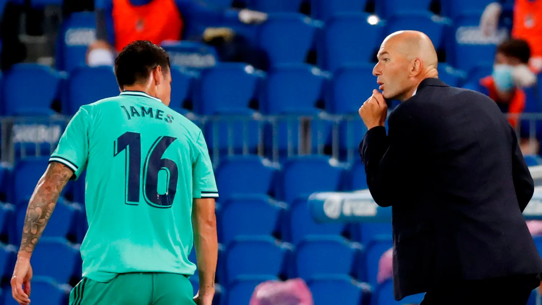 Zidane habla con James durante el partido ante la Real Sociedad