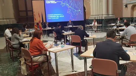 Agentes sociales, económicos y políticos reunidos en el marco de la Comisión del Agua de Aragón Mesa del Agua