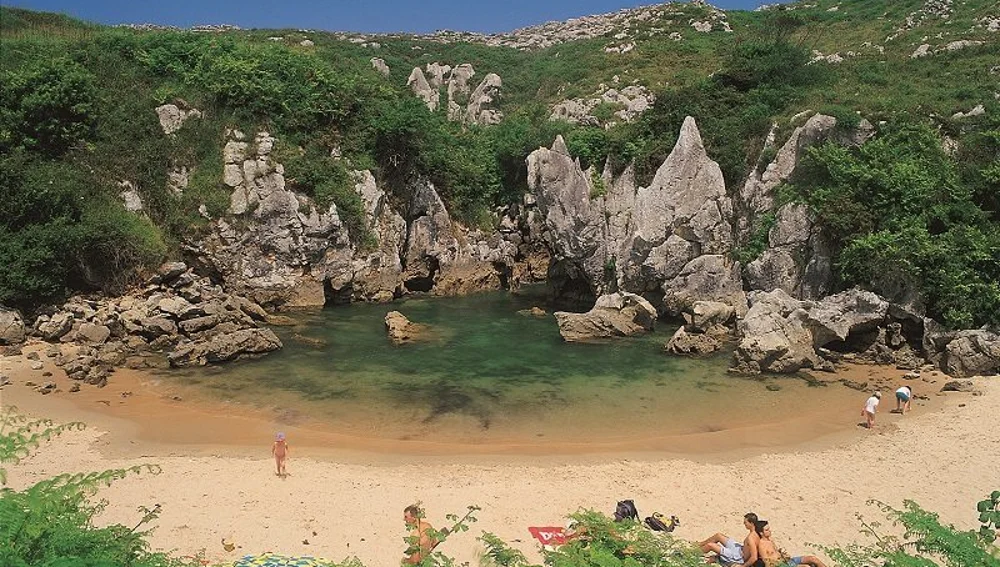 Playa de Gulpiyuri, en Llanes, Asturias Playa de Gulpiyuri, en Llanes, Asturias