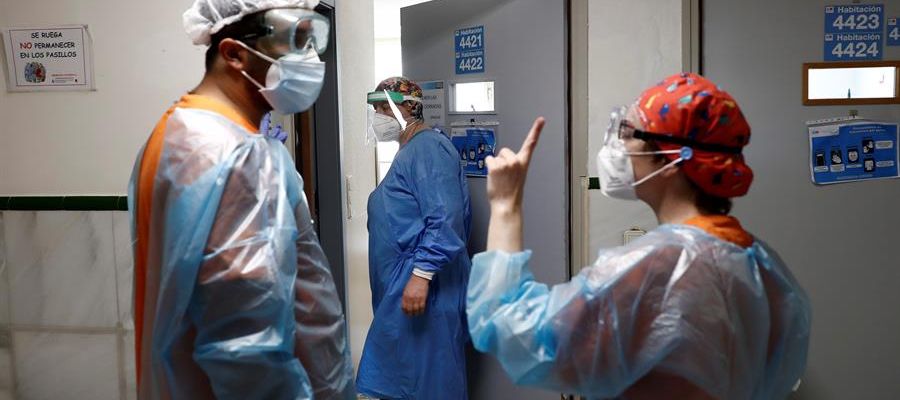 Dos sanitarios conversan en el Hospital Gregorio Marañón Dos sanitarios conversan en el Hospital Gregorio Marañón