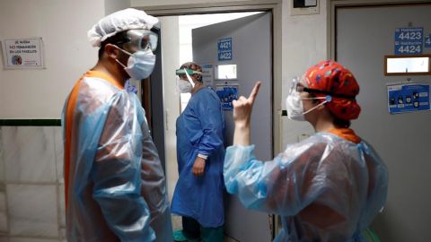 Dos sanitarios conversan en el Hospital Gregorio Mara&ntilde;&oacute;n