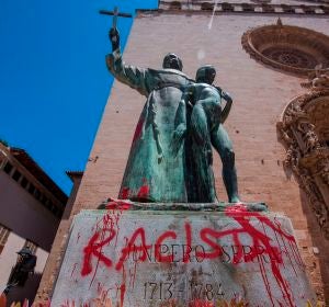Pintada en la estatua dedicada en Palma en la Plaza de Sant Francesc a Fray Junípero Serra Pintada en la estatua dedicada en Palma en la Plaza de Sant Francesc a Fray Junípero Serra