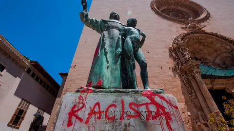 Pintada en la estatua dedicada en Palma en la Plaza de Sant Francesc a Fray Junípero Serra La estatua dedicada en Palma en la Plaza de Sant Francesc a Fray Junípero Serra
