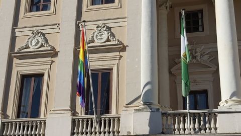 Izada de la bandera LGTBI en C&aacute;diz