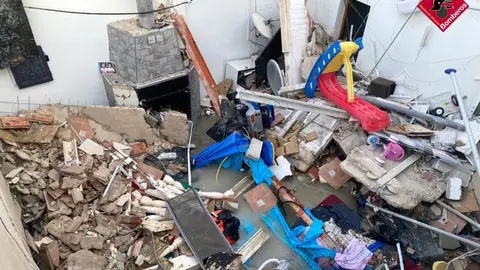 Derrumbe de la terraza en el edificio de Elda. Derrumbe de la terraza en el edificio de Elda.