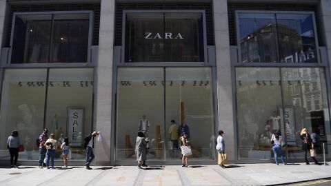 Una tienda de Zara en &eacute;poca de rebajas