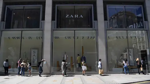 Una tienda de Zara en época de rebajas Una tienda de Zara en época de rebajas