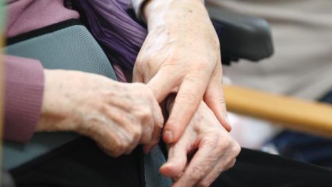 Imagen de las manos de una usuaria de un centro de d&iacute;a
