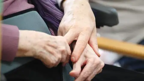 Centros de Día abren en la nueva normalidad Imagen de las manos de una usuaria de un centro de día