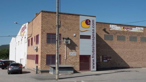Vista de la fachada de la empresa Frutas La Espesa de Zaid&iacute;n en la provincia de Huesca este martes donde se ha localizado un rebrote de la pandemia del coronavirus.