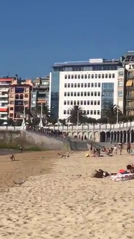 Impactantes imágenes de cómo una multitud accede a la playa de la Concha al bajar la marea y ampliar el aforo Impactantes imágenes de cómo una multitud accede a la playa de la Concha al bajar la marea y ampliar el aforo