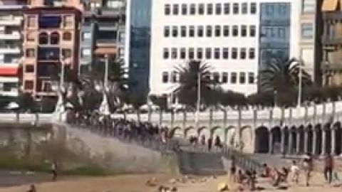 Impactantes im&aacute;genes de c&oacute;mo una multitud accede a la playa de la Concha al bajar la marea y ampliar el aforo