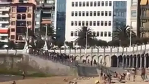 Impactantes imágenes de cómo una multitud accede a la playa de la Concha al bajar la marea y ampliar el aforo Impactantes imágenes de cómo una multitud accede a la playa de la Concha al bajar la marea y ampliar el aforo