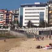 Impactantes imágenes de cómo una multitud accede a la playa de la Concha al bajar la marea y ampliar el aforo