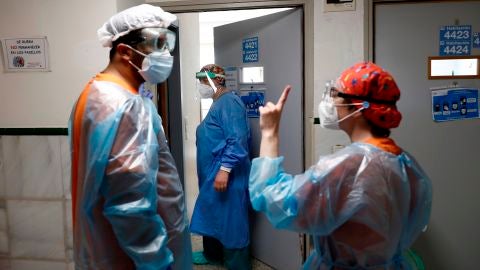 M&eacute;dicos en el hospital. Coronavirus