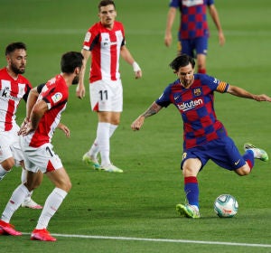 Messi trata de regatear a los defensas del Athletic. Messi trata de regatear a los defensas del Athletic.