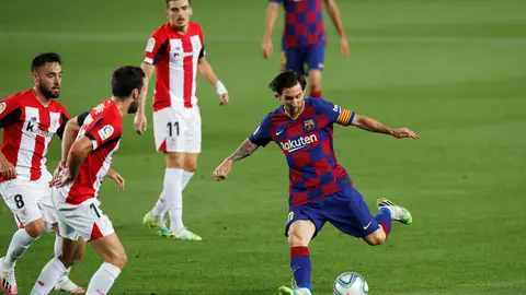 Messi trata de regatear a los defensas del Athletic. Messi trata de regatear a los defensas del Athletic.