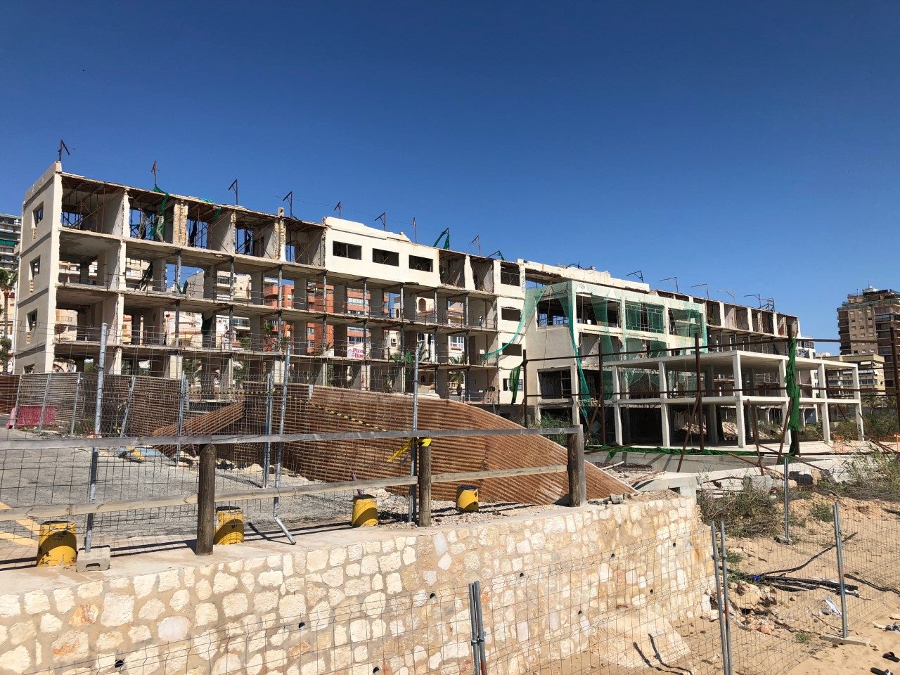Costas ordena el derribo de la estructura irregular del hotel de Arenales del Sol Costas ordena el derribo de la estructura irregular del hotel de Arenales del Sol