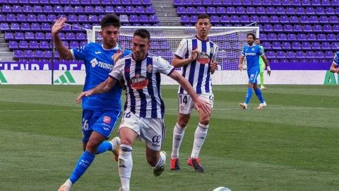 Nacho intenta ganar la posici&oacute;n en el partido frente al Getafe.