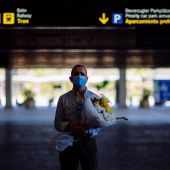 Un hombre espera la llegada de su pareja en el aeropuerto de Málaga-Costa del Sol 