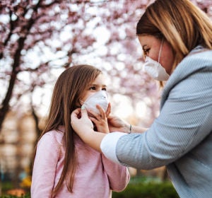 Niña con mascarilla Niña con mascarilla