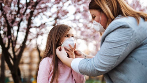Ni&ntilde;a con mascarilla
