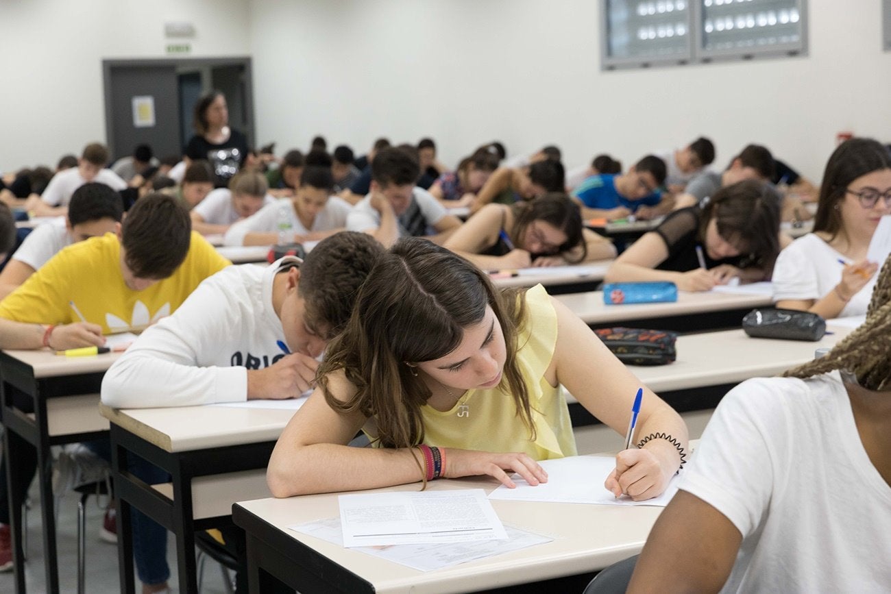 La EVAU se celebrará los días 7, 8 y 9 de junio en la UPNA y el modelo de examen no cambia respecto al del año pasado La EVAU se celebrará los días 7, 8 y 9 de junio en la UPNA y el modelo de examen no cambia respecto al del año pasado