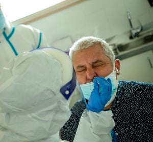 Profesionales sanitarios realizan test en los Centros de Atención Primaria Profesionales sanitarios realizan test en los Centros de Atención Primaria