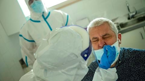 Profesionales sanitarios realizan test en los Centros de Atenci&oacute;n Primaria
