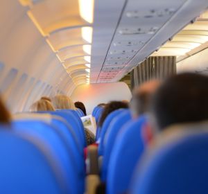 Pasajeros en el interior de un avión Pasajeros en el interior de un avión