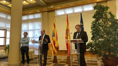 Francisco Falo, Javier Lambán y el consejero de Hacienda, Carlos Pérez Anadón. Francisco Falo, Javier Lambán y el consejero de Hacienda, Carlos Pérez Anadón.