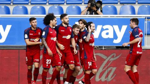 Los jugadores de Osasuna celebran un gol.