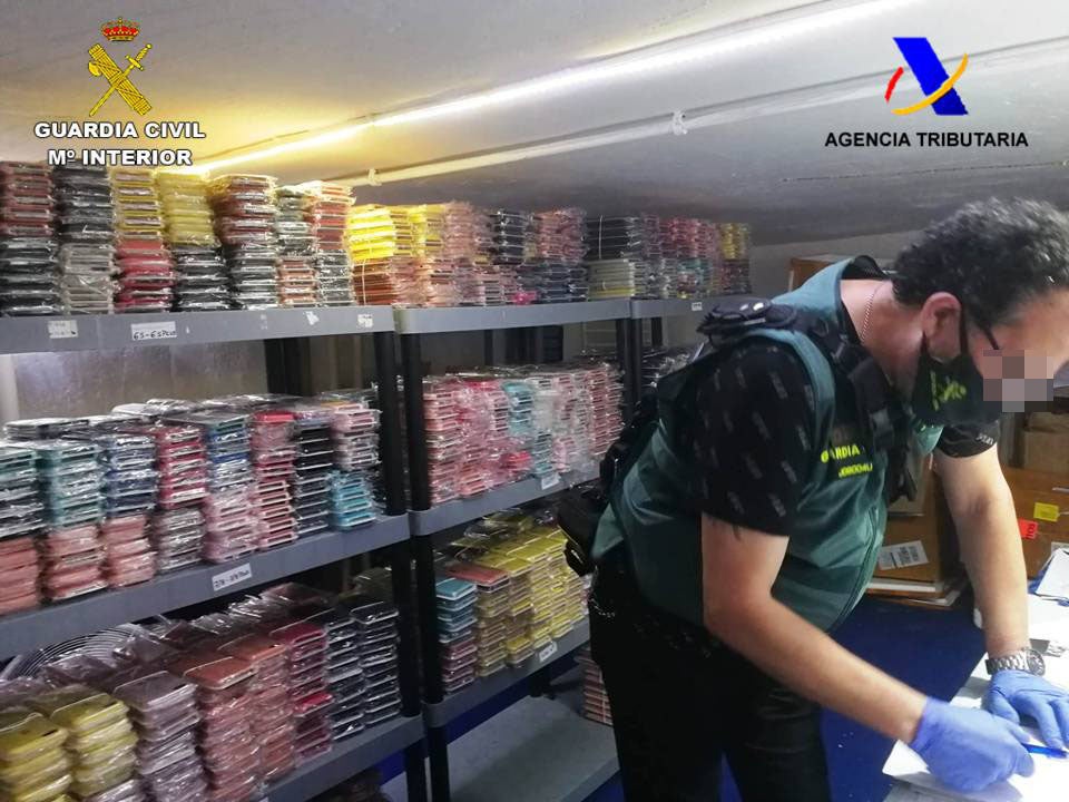 La Guardia Civil intercepta en el aeropuerto de El Altet de Elche productos de telefonía falsificados que se vendían en una tienda de Los Alcázares La Guardia Civil intercepta en el aeropuerto de El Altet de Elche productos de telefonía falsificados que se vendían en una tienda de Los Alcázares