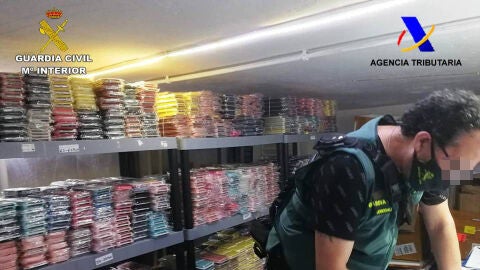 Accesorios de telefon&iacute;a m&oacute;vil falsificados que han sido incautados.