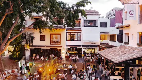 La Plaza de Puente Romano, recién reinaugurada Puente Romano