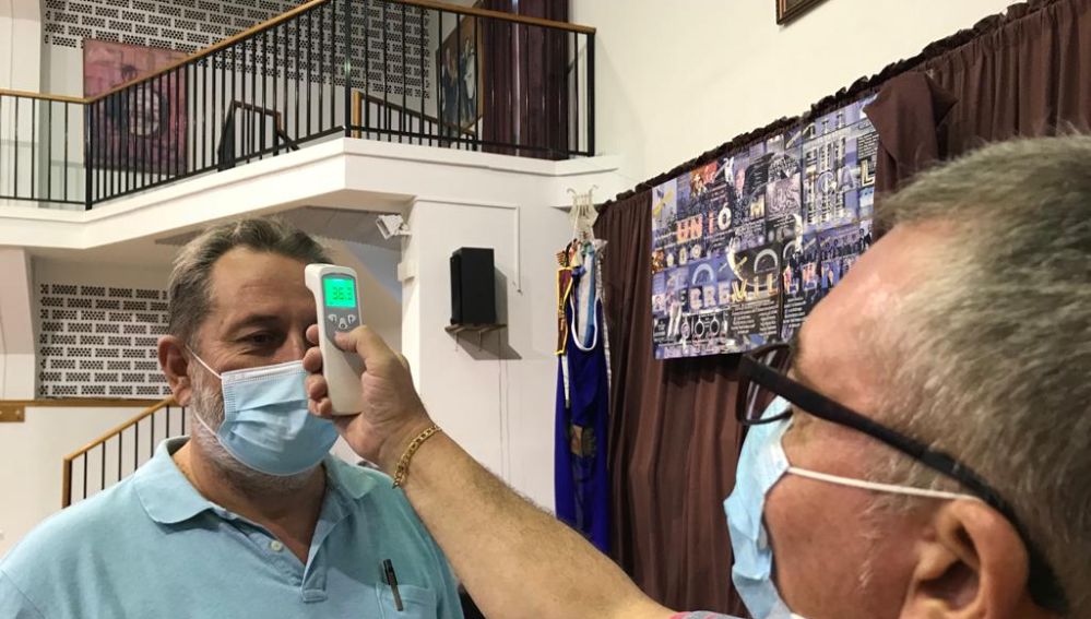 Toma de temperatura a un integrante de a Sociedad Unión Musical de Crevillent.
