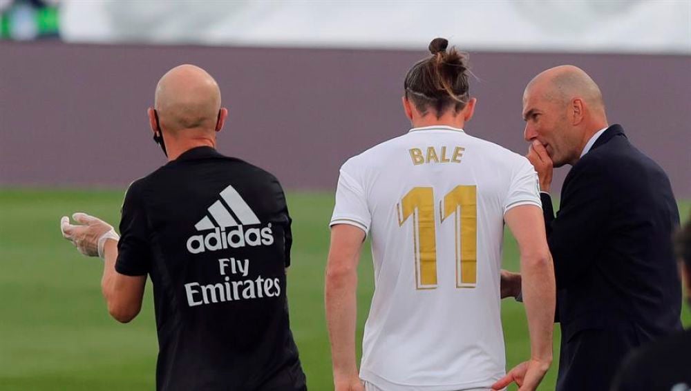 Zidane da instrucciones a Gareth Bale.