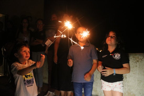 Els Bombers de la Generalitat atenen més de 700 avisos durant la revetlla de Sant Joan, un 40% menys que l'any passat Els Bombers de la Generalitat atenen més de 700 avisos durant la revetlla de Sant Joan, un 40% menys que l'any passat