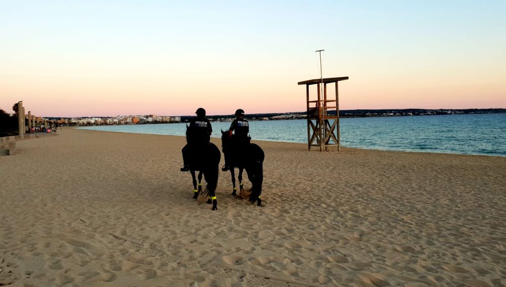 Agentes de la Policía Local de Palma vigilando la playa de Palma.