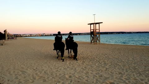 Agentes de la Polic&iacute;a Local de Palma vigilando la playa de Palma.