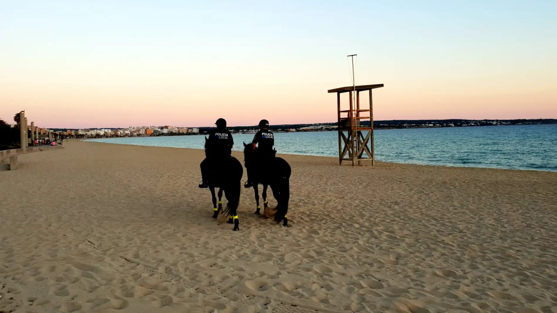 Agentes de la Policía Local de Palma vigilando la playa de Palma.