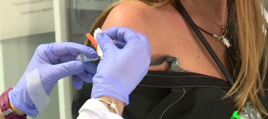 Sanidad refuerza la campaña de vacunación para evitar que la gripe y el Covid coincidan en otoño Sanidad refuerza la campaña de vacunación para evitar que la gripe y el Covid coincidan en otoño