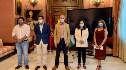 El delegado de H&aacute;bitat Urbano, Antonio Mu&ntilde;oz, acompa&ntilde;ado de los representantes del Colegio de Arquitectos