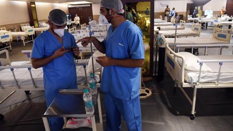 Imagen de dos m&eacute;dicos en un pabell&oacute;n de un hospital de Nueva Delhi, India