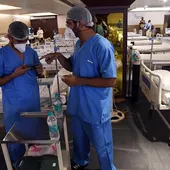 Imagen de dos médicos en un pabellón de un hospital de Nueva Delhi, India Imagen de dos médicos en un pabellón de un hospital de Nueva Delhi, India